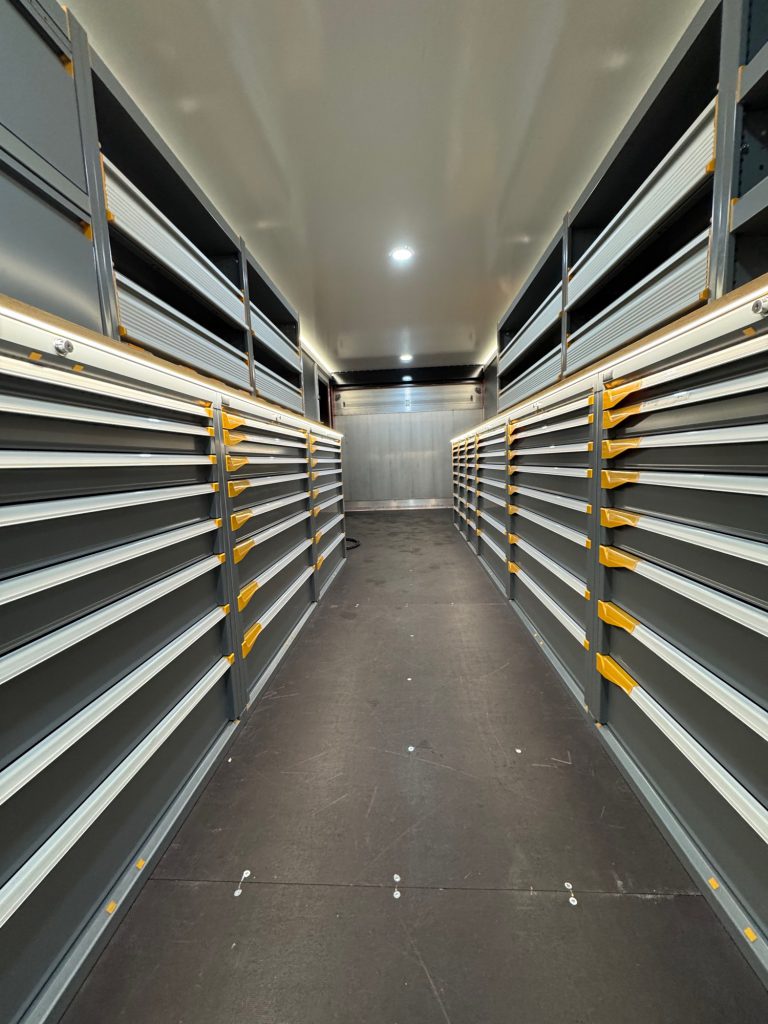 Realisatie vrachtwageninrichting, bedrijfswageninrichting