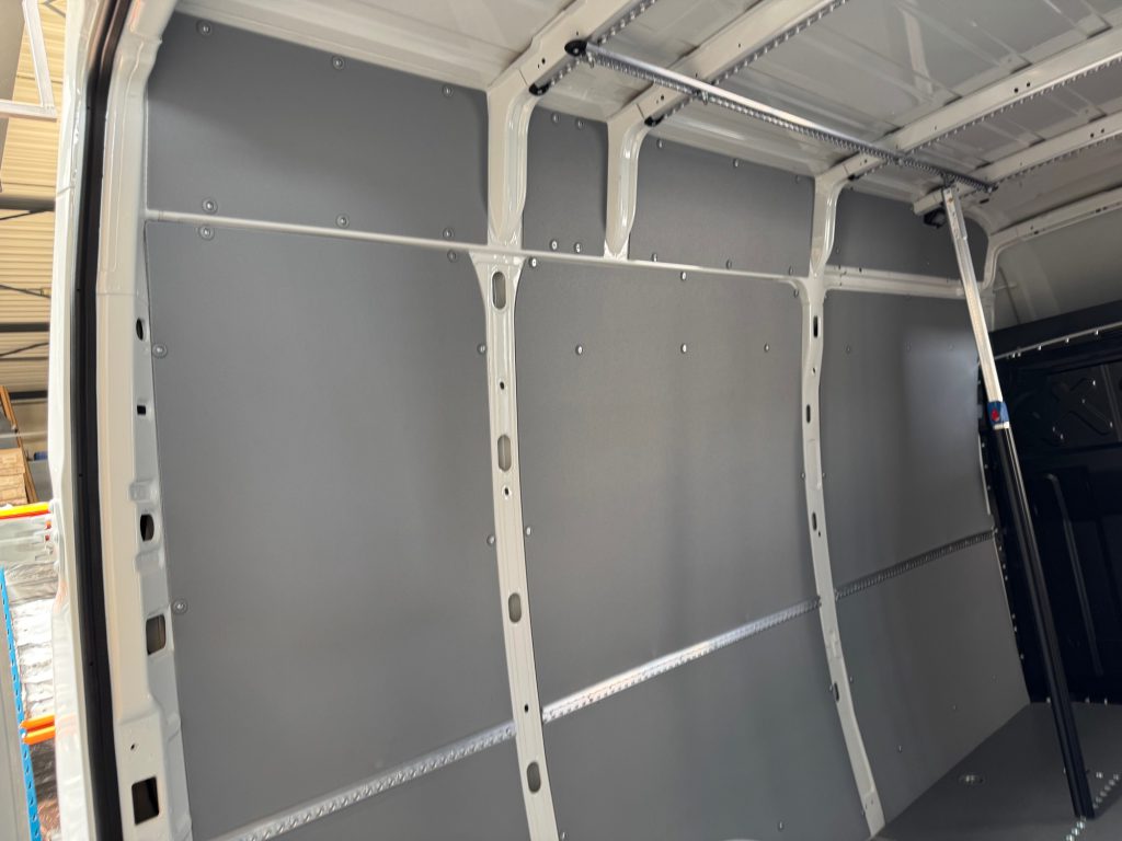 Vloer en wandbekleding in een bestelwagen