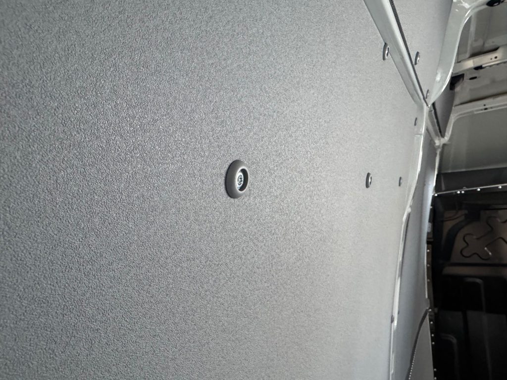 Vloer en wandbekleding in een bestelwagen